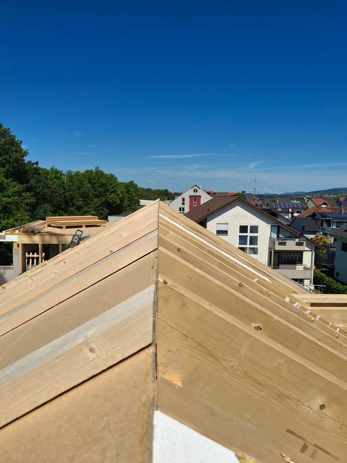 Ausgeführter Firstpunkt der Holzkonstruktion