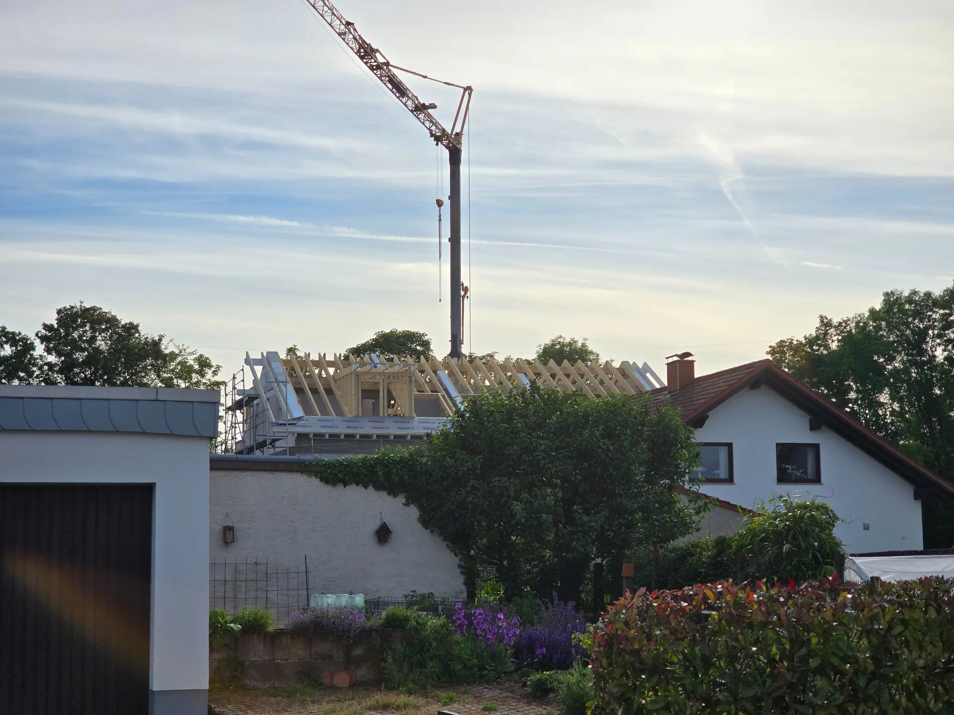 Kran bei der Montage der Dachkonstruktion