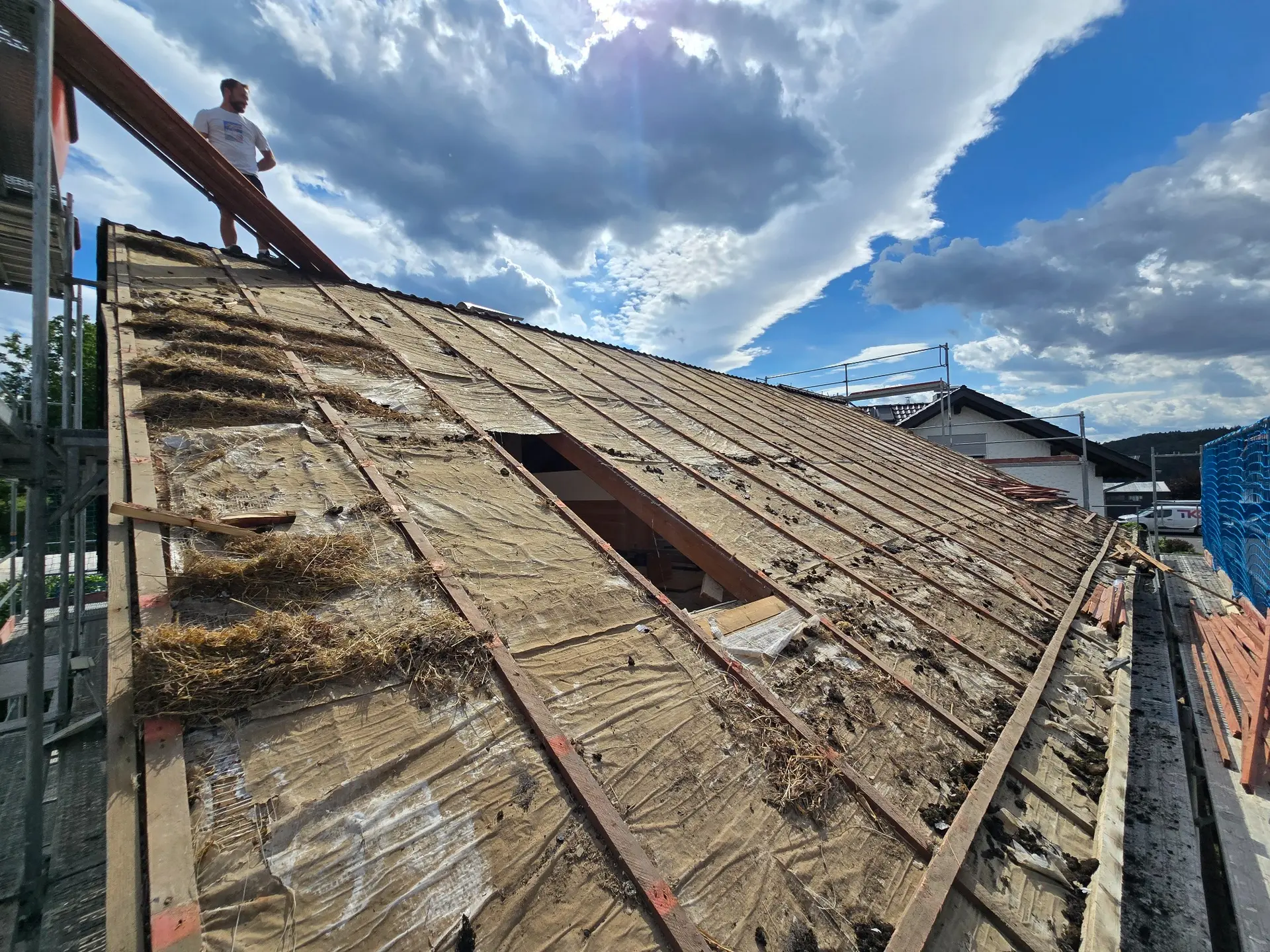 Dachfläche nach dem Rückbau bis auf die vorhandene Konstruktion